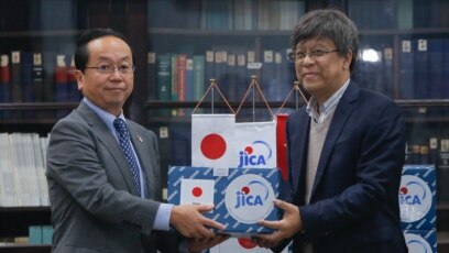 Trưởng đại diện JICA Konaka Tetsuo trao tặng viện trợ cho phía Việt Nam.