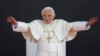 El Papa pierde mayordomo y banquero en una semana