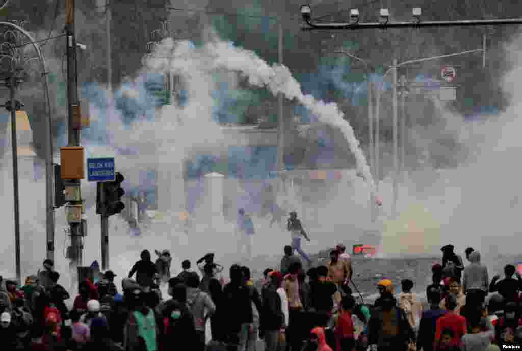 احتجاج کے دوران پولیس کی جانب سے آنسو گیس اور واٹر گن کے استعمال کے باوجود مظاہرین منتشر نہیں ہوئے اور انہوں نے اپنا احتجاج جاری رکھا۔