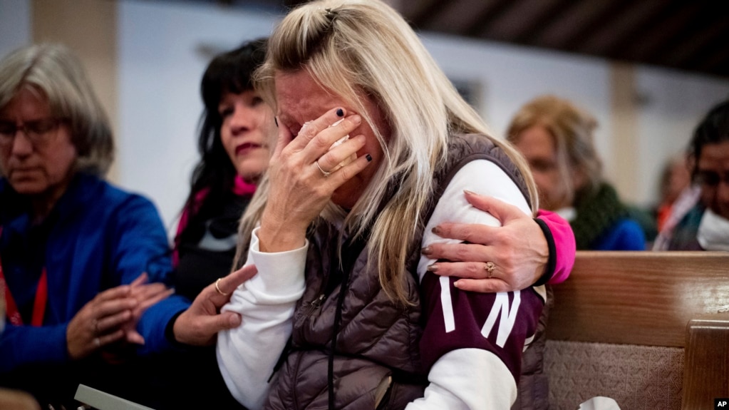 Laura Martin llora a su padre, TK Huff, quien murió en el incendio Camp, en California. Domingo 18 de noviembre del 2018.