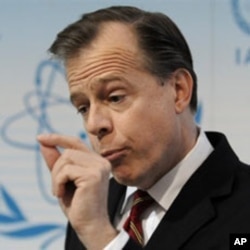 US Ambassador to the International Atomic Energy Agency (IAEA) Glynn Davies speaks to journalists after the board of governors meeting at the UN agency's headquarters in Vienna, 27 Nov 2009