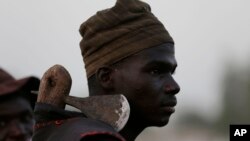L'un des chasseurs qui utilisent des fusils traditionnels pour resister contre les attaques de Boko Haram dans la ville de Yola.