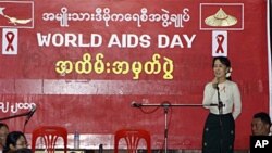 NLD ရုံးချုပ်တွင် ကျင်းပသည့် ကမ္ဘာ့ HIV/AIDS အထိမ်းအမှတ်နေ့ အခမ်းအနားတွင် မြန်မာ့ဒီမိုကရေစီခေါင်းဆောင် ဒေါ်အောင်ဆန်းစုကြည် အမှာစကား ပြောကြားနေစဉ်။ ဒီဇင်ဘာ ၂၊ ၂၀၁၀။