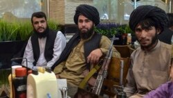 塔利班武装人员在喀布尔的一家餐厅用餐，等待他们的饭菜上桌。(2021年8月26日）