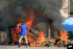 Les partisans de Ouattara dans la rue après la déclaration du Conseil constitutionnel proclamant la victoire du président Gbagbo