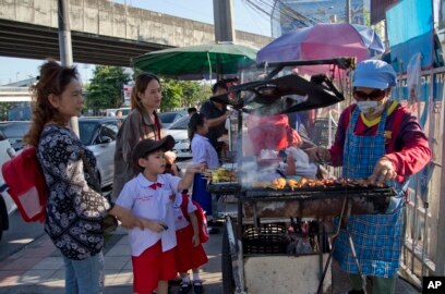 Critics Skewer Venezuelan President Over Feast as Country Starves