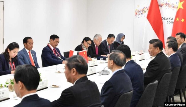 Presiden Jokowi dan delegasi Indonesia dalam pertemuan bilateral dengan delegasi China di Osaka, Jepang hari Jumat (28/6). (Foto: Biro Setpres RI)