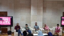 Para pembicara dalam diskusi menghapus stigma ODHA. (Foto: VOA/ Nurhadi)