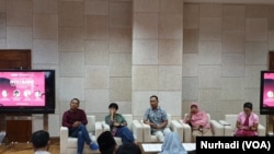 Para pembicara dalam diskusi menghapus stigma ODHA. (Foto: VOA/ Nurhadi)