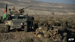 Tentara Afghanistan mengambil posisi dalam pertempuran melawan militan ISIS di distrik Pachir Wa Agam, provinsi Nangarhar, Afghanistan timur (foto: dok).