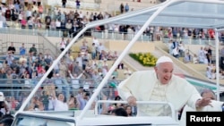 Papa Roma Francis lokacinda yake barin kasar Jordan.