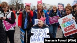 Une femme de 87 ans et sa famille marchent pour aller au Mall, à Capitoll Hill, Washington DC, le 21 janvier 2017. (VOA/Nastasia Peteuil)
