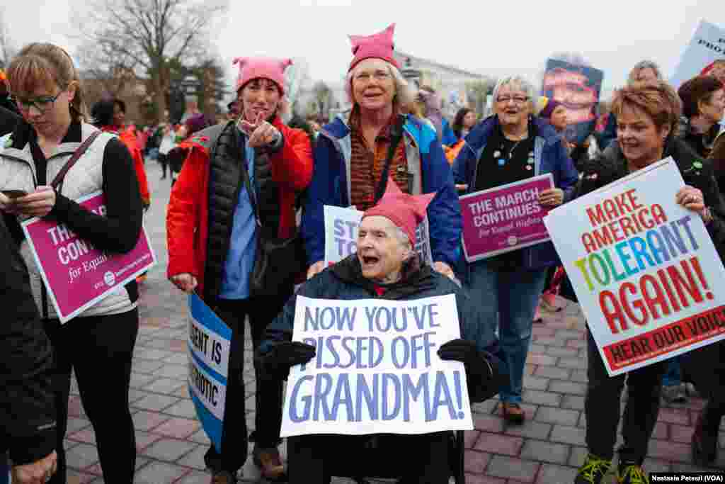 Une femme de 87 ans et sa famille marchent pour aller au Mall, à Capitoll Hill, Washington DC, le 21 janvier 2017. (VOA/Nastasia Peteuil)