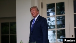 美国总统特朗普在白宫欢迎蒙古总统巴图尔加之后，站在椭圆形办公室外（2019年7月31日）