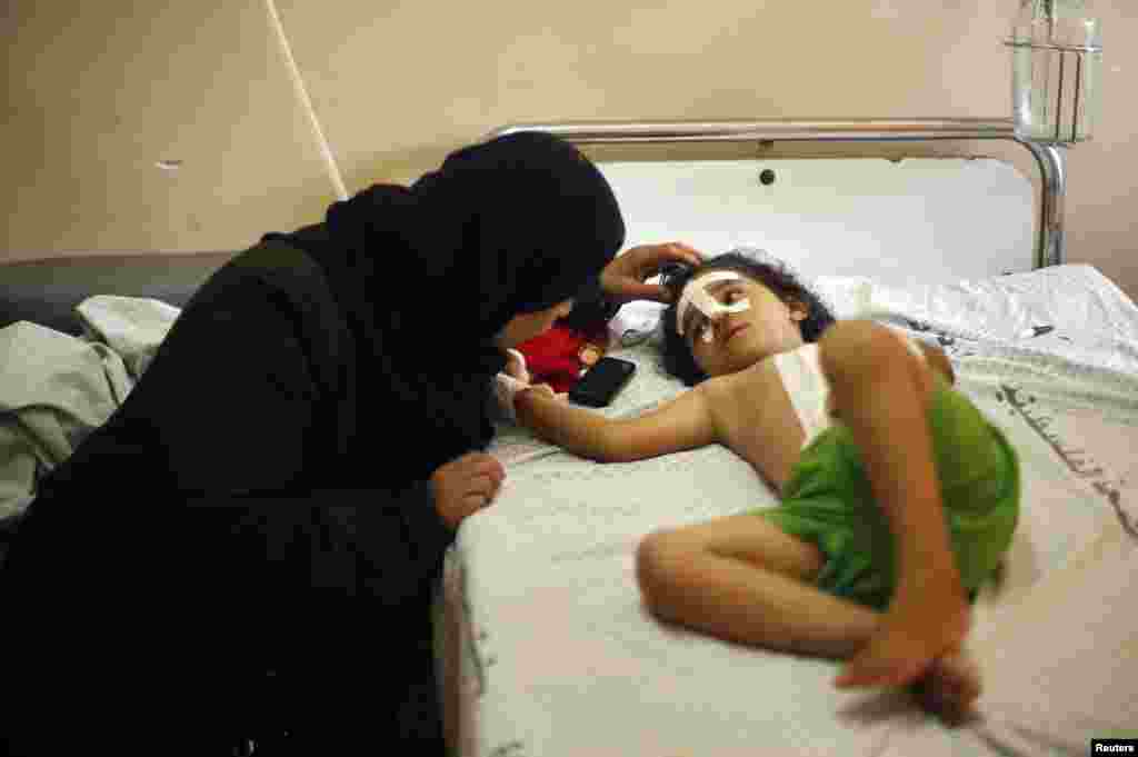 İsrailin hava hücumları zamanı yaralanan 4 yaşlı Şeyma Əl-Məsri. Xəstəxana rəsmiləri onun anasının, bacı və qardaşının öldüyünü deyib&nbsp; &nbsp;