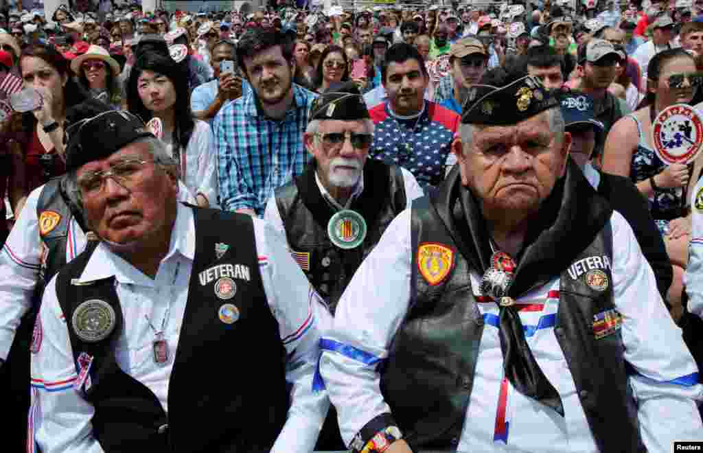 Veteran perang Vietnam termasuk tamu yang mendengarkan pidato Presiden AS Barack Obama dalam peringatan Memorial Day di Taman Nasional Arlington di Washington, DC (30/5). (Reuters/Yuri Gripas)