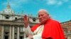 ARCHIVO: EL papa Juan Pablo II saluda a los fieles en la Plaza de San Pedro del Vaticano el 23 de abril de 1997.