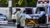 Petugas medis memindahkan pasien dengan tandu dari ambulans di luar Gawat Darurat di Rumah Sakit Coral Gables tempat pasien virus corona dirawat di Coral Gables dekat Miami, pada 30 Juli 2020. (Foto: AFP)