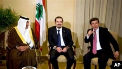 Lebanese caretaker Prime Minister Saad Hariri, center, meets in Beirut with Qatari Prime Minister Sheikh Hamad bin Jassim bin Jabr Al-Thani, (l), and Turkish Foreign Minister Ahmet Davutoglu (r), Jan 18 2011