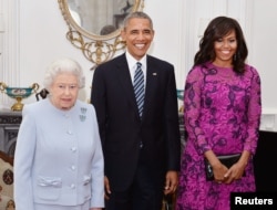 Britain's Queen Elizabeth II (left) stands with the President and First Lady of the United States Barack Obama and his wife Michelle, in the Oak Room at Windsor Castle ahead of a private lunch hosted by the Queen, in Windsor, Britain, April 22, 2016.