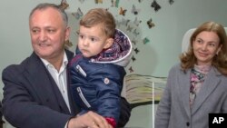 Игорь Додон с сыном Николаем и супругой Галиной. Кишинев, Молдова. 30 октября 2016 г.