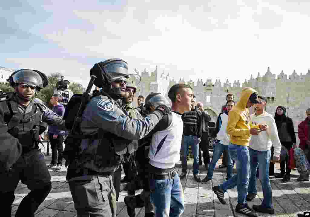 Un Palestinien arrêté après des heurts entre des soldats israéliens et des musulmans empêchés d'accéder à la mosquée Al-Aqsa de Jérusalem pour la prière du vendredi
