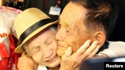 North and South Korean family members meet during a reunion at North Korea's Mount Kumgang resort, near the demilitarized zone (DMZ) separating the two Koreas, North Korea, August 20, 2018. Yonhap via REUTERS 