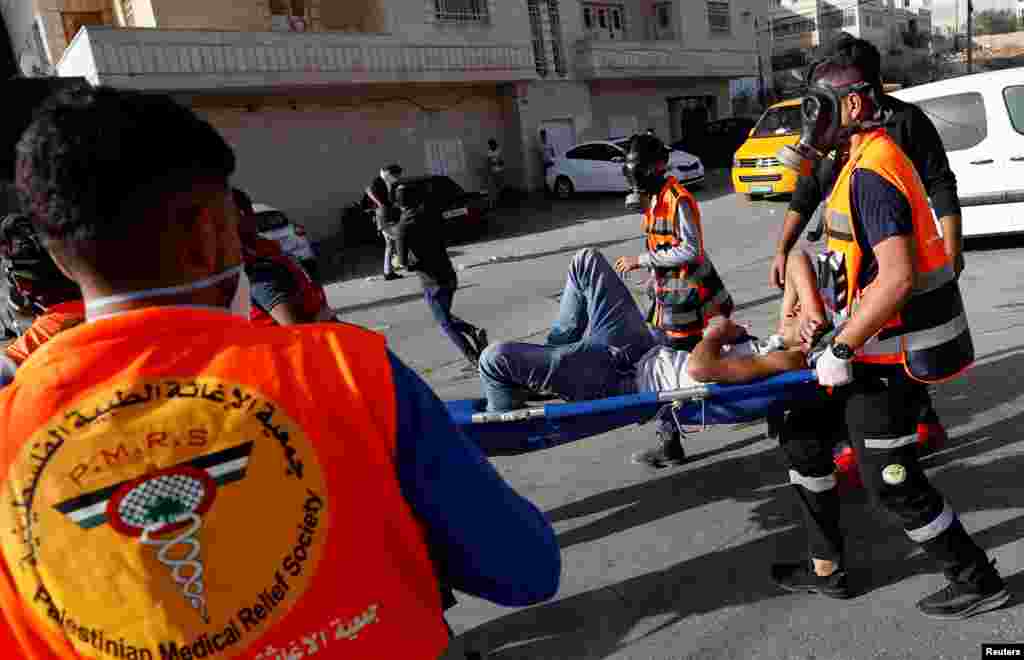 منگل کو ہونے والے مظاہروں میں متعدد افراد کے زخمی ہونے کی بھی اطلاعات ہیں۔ تاہم فلسطین میں کام کرنے والے ریڈ کریسنٹ نے کہا ہے کہ مظاہرین کو معمولی زخم آئے ہیں۔