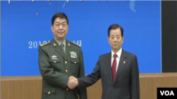 中國國防部長常萬全(左）星期三（ 2 月 4 日）在南韓訪問，與南韓國防部長韓民求（右）會面握手。（視頻截圖）