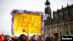 Penentang gerakan anti-Islam Pegida berkumpul saat demonstrasi di Dresden, Jerman, 6 Februari 2016.