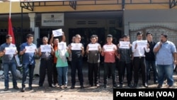 LBH se Jawa Timur dan aktivis anti korupsi menggelar aksi keprihatinan di depan kantor LBH Surabaya, Jumat 23 Januari 2015 menolak kriminalisasi KPK (Foto: VOA/Petrus)