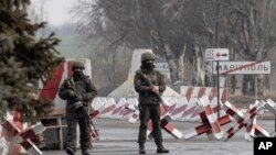 نیروهای اوکراینی در یک نزدیکی خطی که یک منطقه شورشیان حامی روسیه را جدا می‌کند - ۲۱ ژانویه ۲۰۲۲