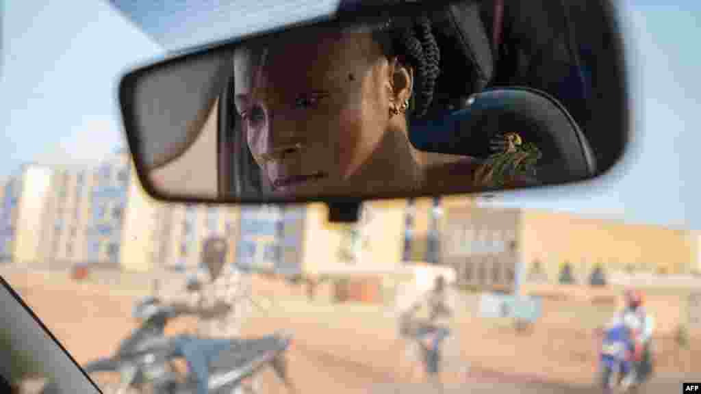 Bibata Gansgne, conductrice de taxi dans les rues de Ouagadougou, le 1er mai 2018.