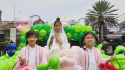 Vihara Avalokitesvara Vidya Sasana (AVS) membawa mobil dengan dekorasi teratai dan anak yang memerankan Dewi Kwan Im, Bandung, Sabtu, 15 Februari 2020. (Foto: Rio Tuasikal/VOA)