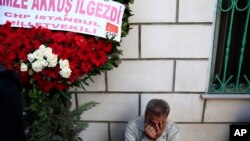 Un homme pleure lors des funérailles de victimes d'attaques à la bombe, Istanbul, le 12 octobre 2015. (AP Photo/Lefteris Pitarakis) 