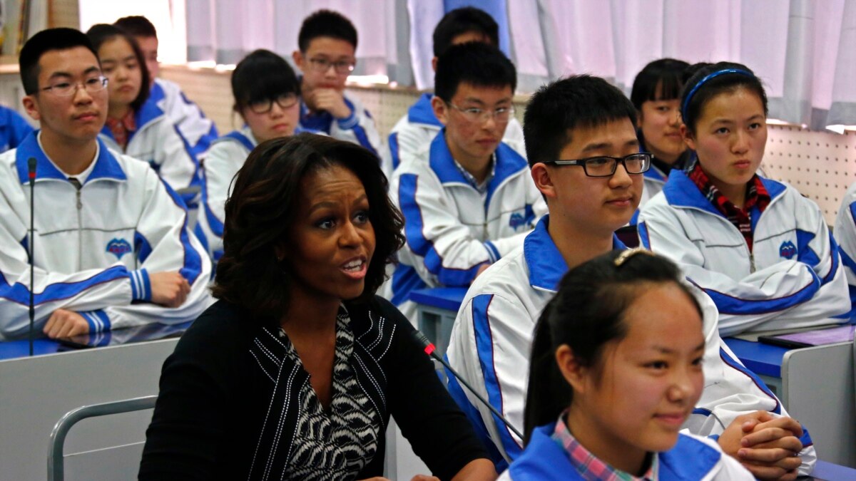 Michelle Obama visita a China acompanhada pelas filhas