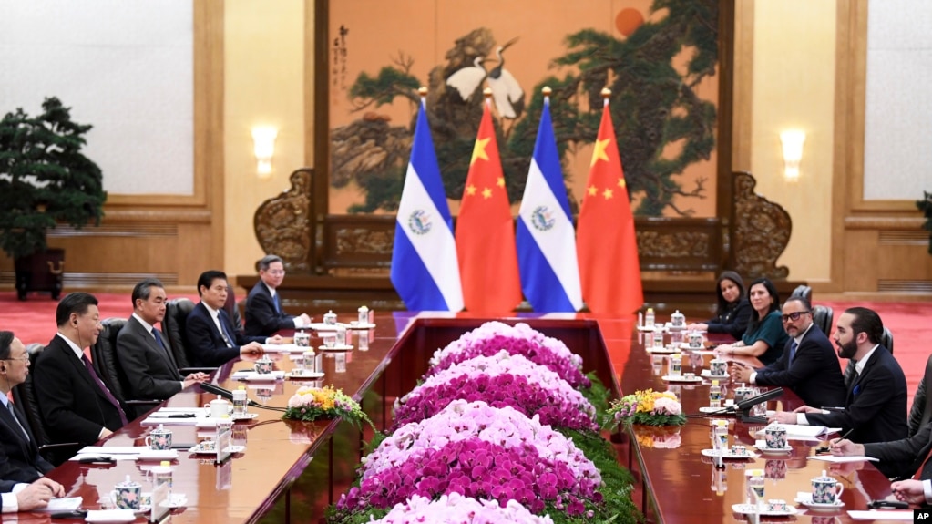 资料照片：萨尔瓦多总统布克尔(右)与中国国家主席习近平(左二)2019年12月3日在人民大会堂举行会谈。(photo:VOA)