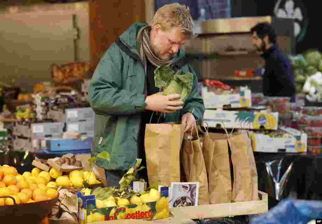 مدیر یکی از فروشگاه&zwnj;های بزرگ انگلیس در حال پر کردن پاکت&zwnj;ها از میوه و سبزیجات برای تحویل به افرادی که در خط اول مبارزه با کرونا در سه بیمارستان در لندن کار می&zwnj;کنند.