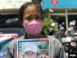 អ្នកស្រី តុន ស្រីលាប អាយុ ៣៤ឆ្នាំ ដែល​ជា​ប្អូនស្រី​របស់​លោក តុន និមល និយាយ​ជាមួយ​អ្នកសារព័ត៌មាន ក្នុង​ទីក្រុង​ភ្នំពេញ នៅ​ថ្ងៃទី១ ខែកក្កដា ឆ្នាំ​២០២១។ (ហ៊ុល រស្មី/វីអូអេ)