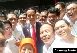 Jokowi bersama kawan-kawan satu angkatan dalam reuni 2017. (foto: Sugito)