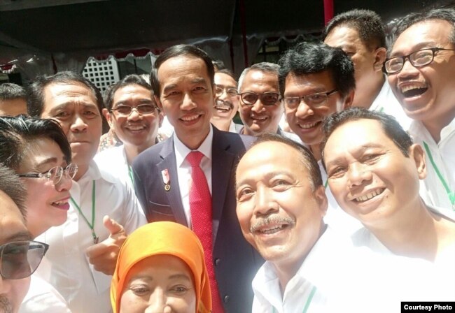 Jokowi bersama kawan-kawan satu angkatan dalam reuni 2017. (foto: Sugito)