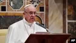 프란치스코 로마 가톨릭 교황이 9일 바티칸에서 열린 새해 전통 행사에서 대사들을 대상으로 연설하고 있다.