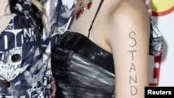 Nia Lovelis, miembra de la banda "Cherri Bomb" posa con un mensaje de apoyo al documental "Bully"