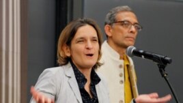 Abhijit Banerjee and Esther Duflo, two of the three winners of the 2019 Nobel Prize in Economics, speak at news event at the Massachusetts Institute of Technology (MIT) in Cambridge, Massachusetts, U.S. on October 14, 2019. (REUTERS/Brian Snyder/File Photo)