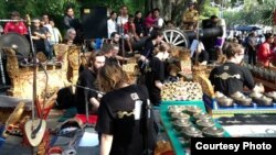 Pementasan kelompok Gamelan Padhang Moncar di Solo tahun 2013 (Dok: Budi S. Putra)