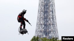 Franky Zapata vuela en un Flyboard cerca de la Torre Eiffel durante el tradicional desfile militar del Día de la Bastilla en París, Francia, el 14 de julio de 2019. REUTERS