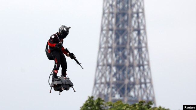 Franky Zapata vuela en un Flyboard cerca de la Torre Eiffel durante el tradicional desfile militar del Día de la Bastilla en París, Francia, el 14 de julio de 2019. REUTERS