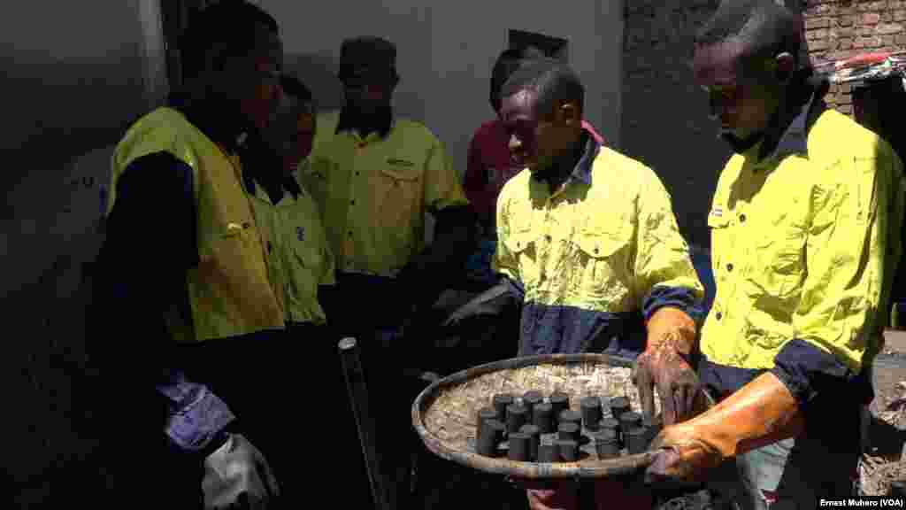 Les jeunes sont fiers des briquettes écologiques qu'ils viennent de produire, à Bukavu, en RDC, le 30 mai 2018. (VOA/Ernest Muhero)