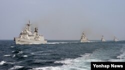 북한의 핵실험 이후 추가적인 군사도발에 대비해 13일부터 16일까지 함정 20여척이 참가하는 대규모 해상기동훈련에 돌입한 한국 해군.