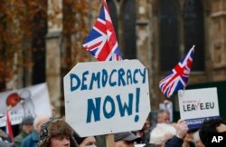 英国脱欧的支持者在伦敦的议会门外抗议。